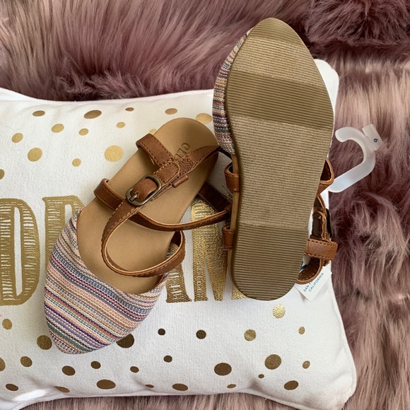 NWT Old Navy Children’s size 6 shoes - Picture 2 of 3